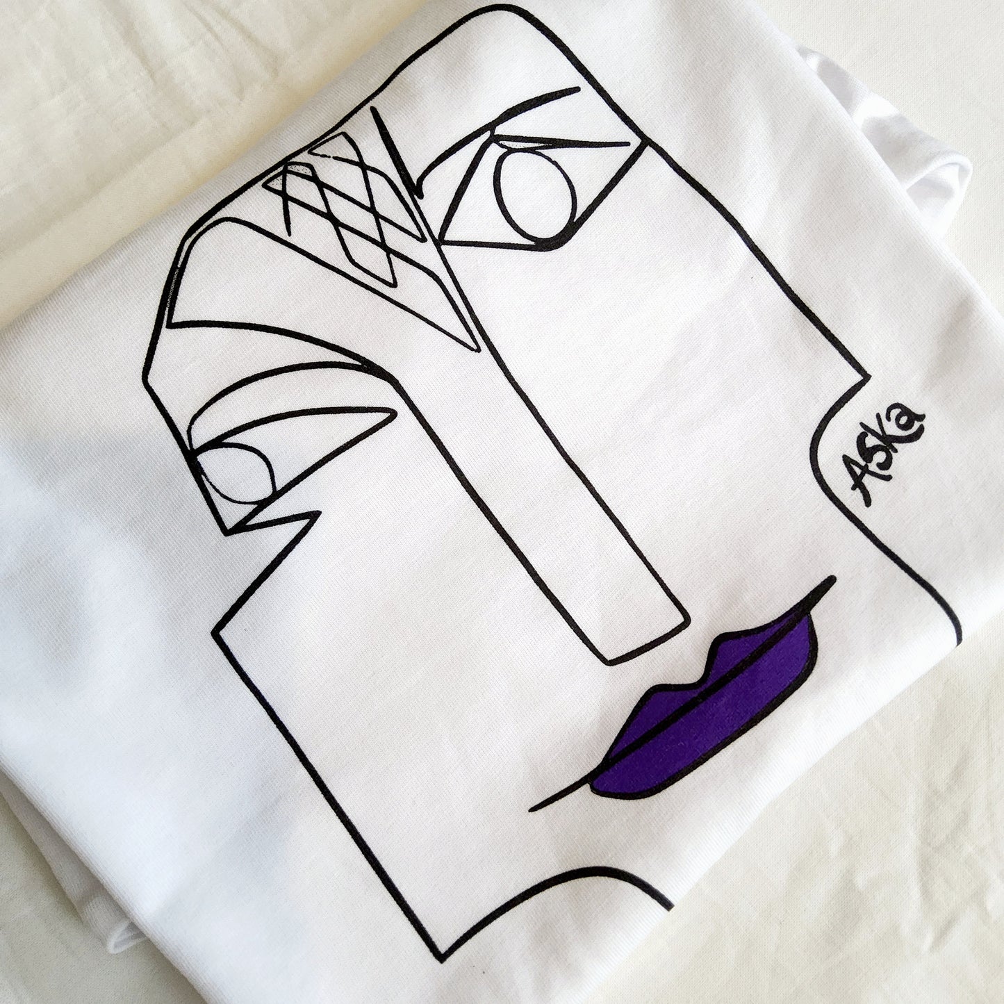 WONDERFULLY MADE TO BE EXTRA - PURPLE LIP ON WHITE ECO TEE-SHIRT