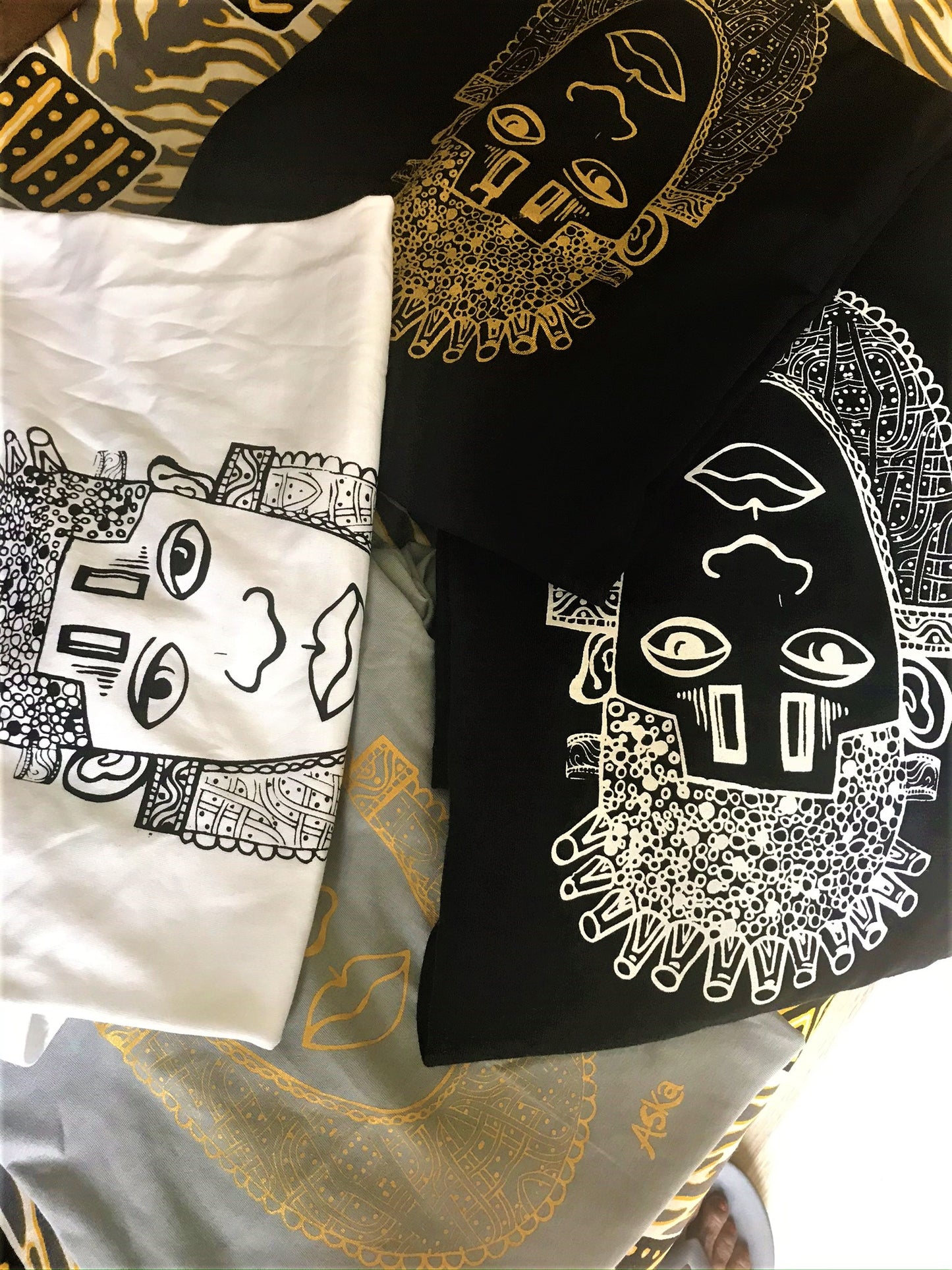 IDIA ART EARTH POSITIVE TEE- GOLD ON GREY