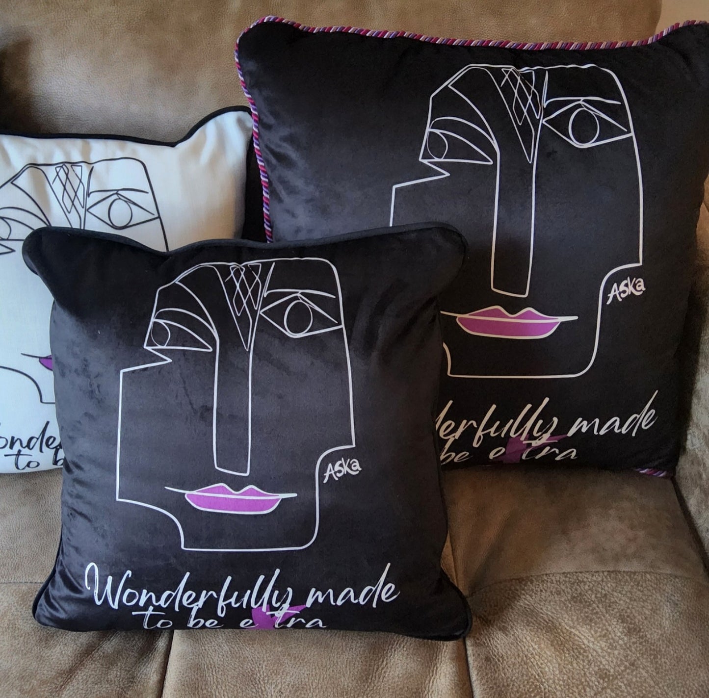 WONDERFULLY MADE TO BE EXTRA PURPLE LIPS ON BLACK CUSHIONS